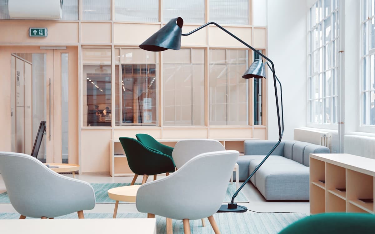Salón de una vivienda preparada para estancias de teletrabajo