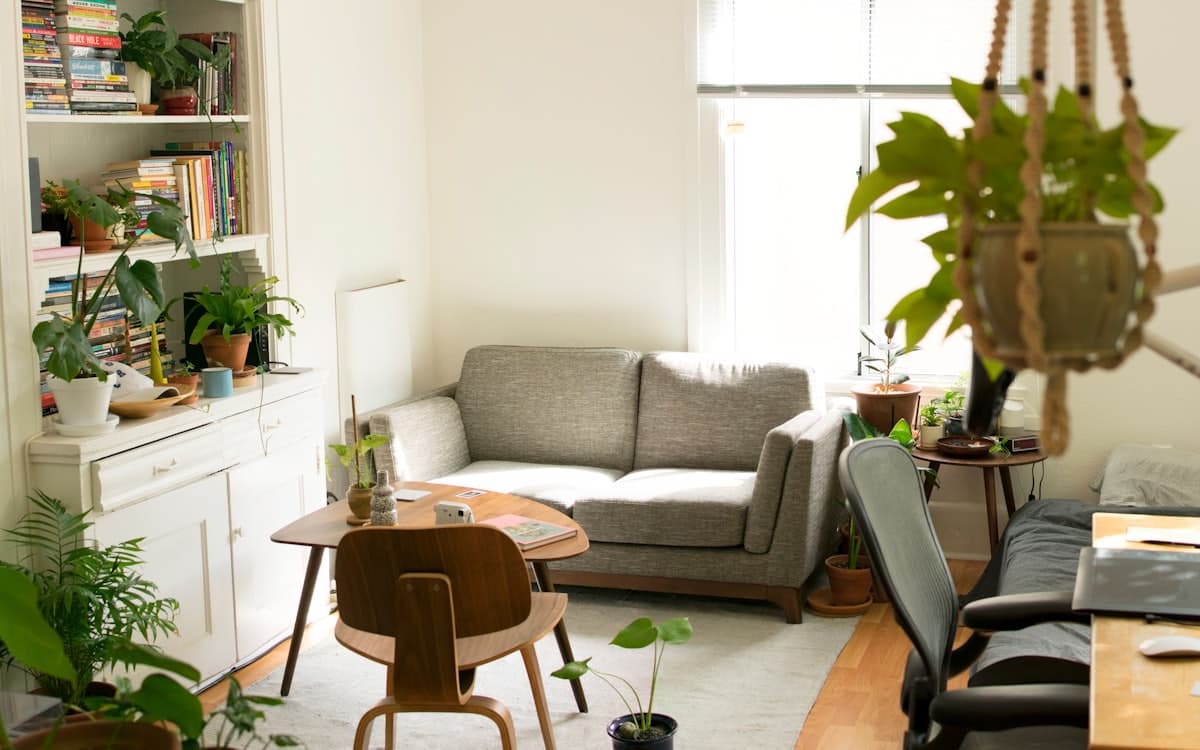 Salón luminoso de una vivienda lista para publicarse en Airbnb
