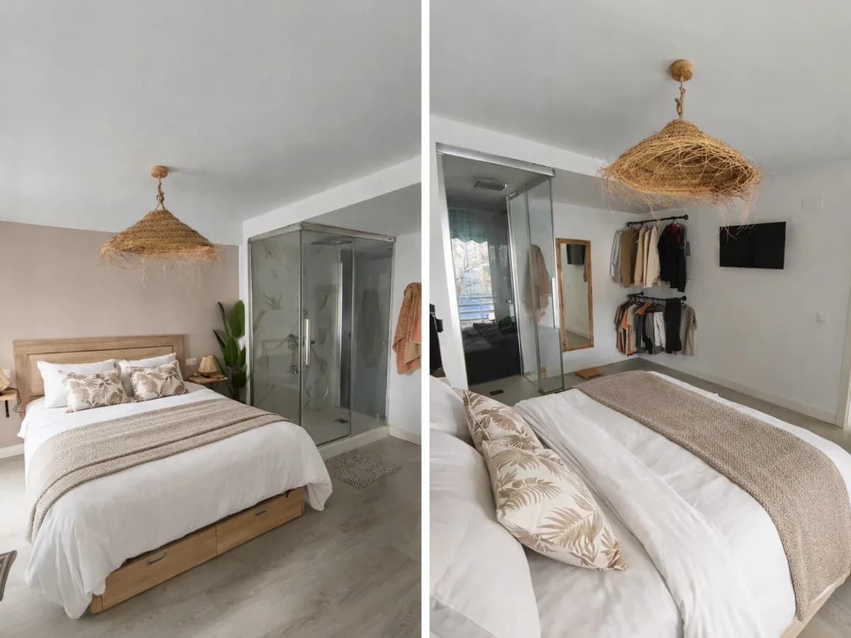 Dormitorio principal con ducha acristalada y vestidor de un piso reformado en Alicante