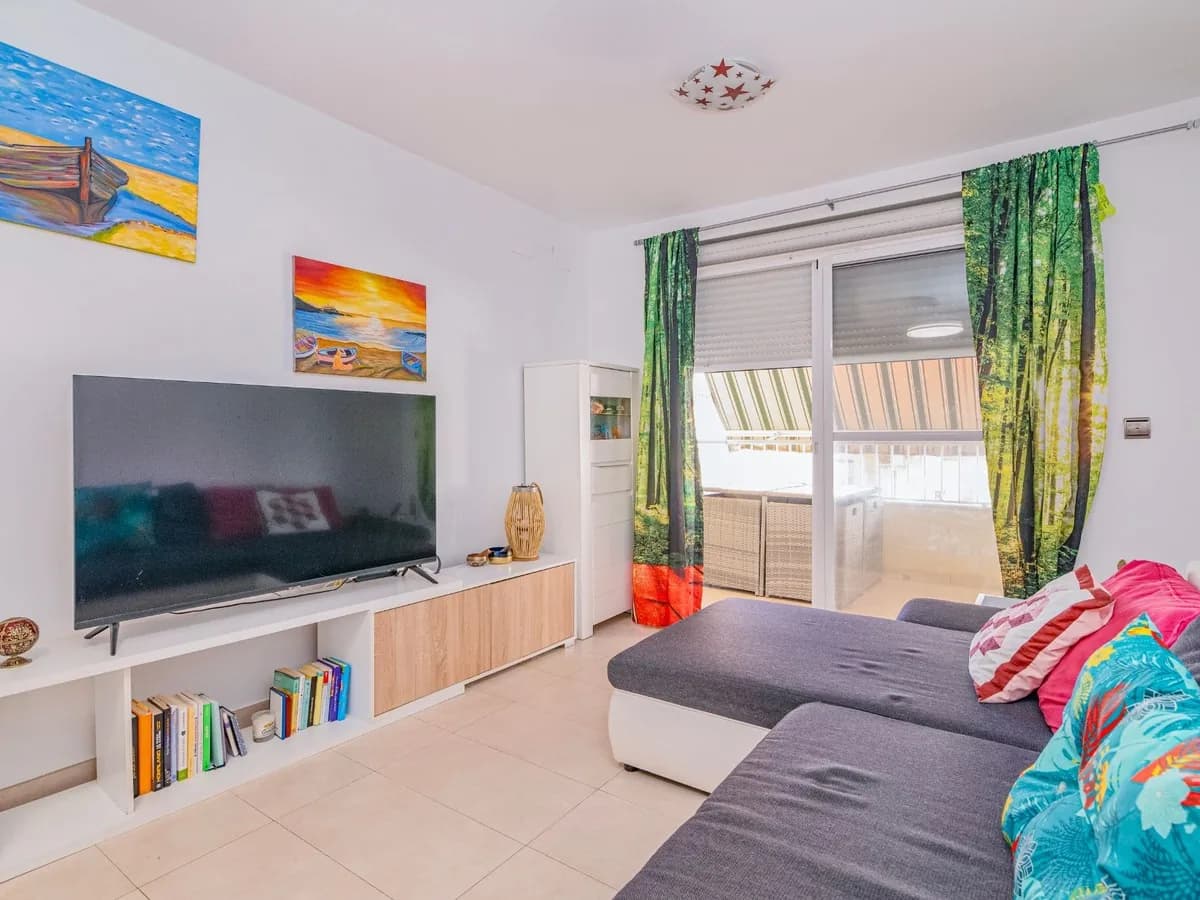 Salón luminoso de un apartamento en Almuñécar con salida a la terraza