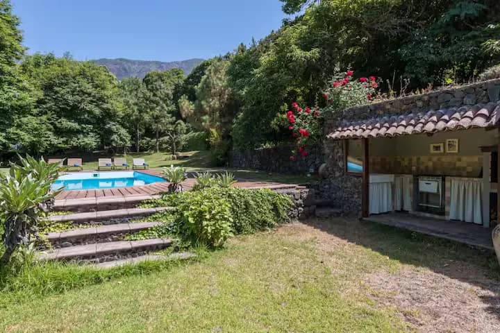 Casa canaria con piscina y muro de piedra volcánica en La Orotava