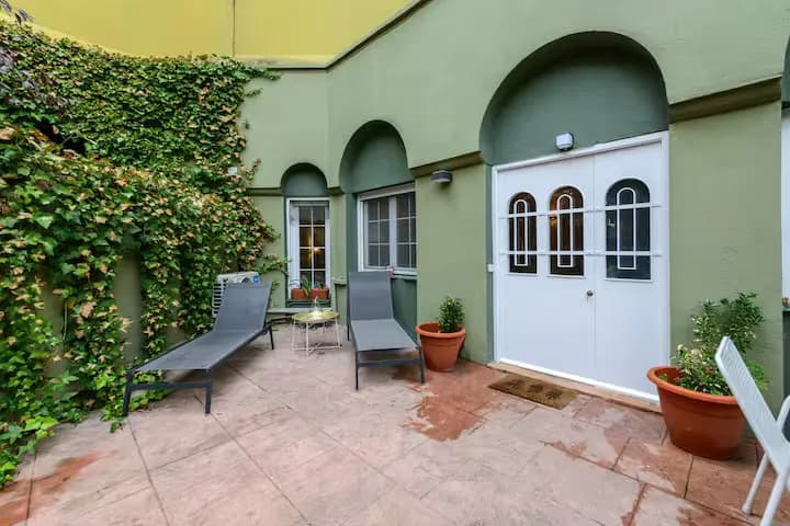 Patio con arcos y detalles de la casa cerca del circuito del Jarama, Madrid