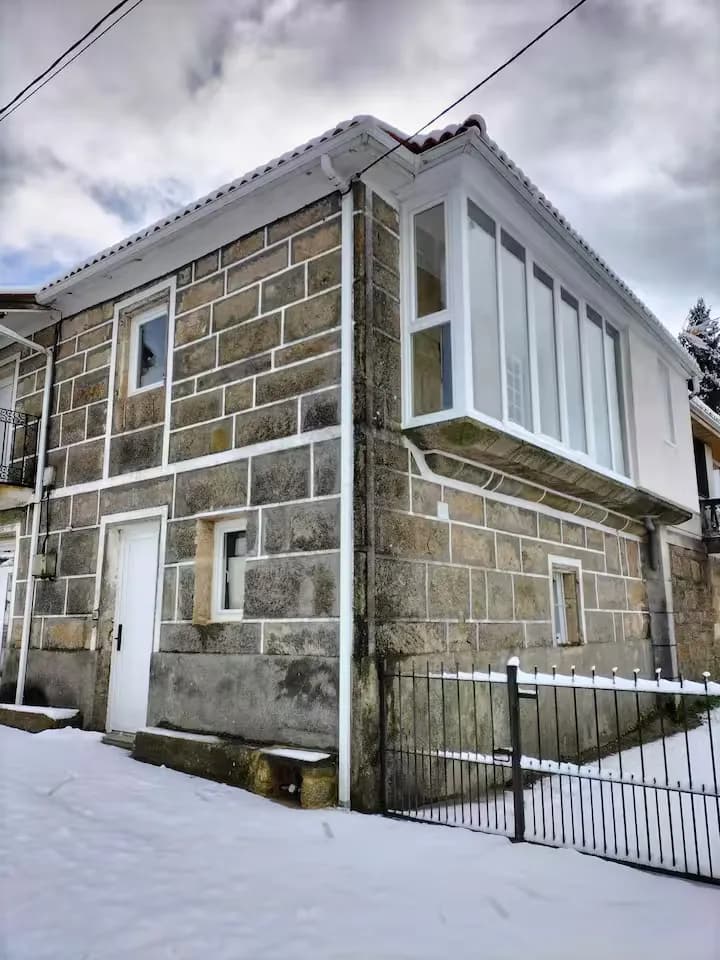 Casa gallega de piedra con galería acristalada en Ourense